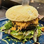 Burger et salade servis au restaurant de l’Hôtel le Midi