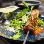 Assiette de viande et de salade du restaurant de l’Hôtel le Midi