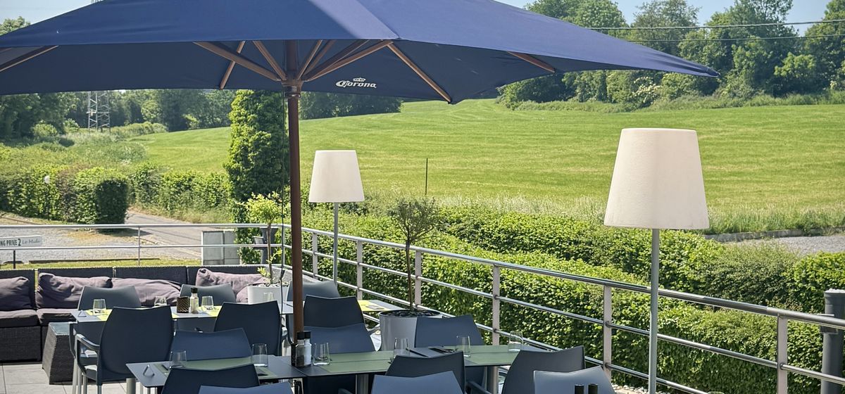 Terrasse dressée du restaurant de l’Hôtel le Midi, ouverte sur la campagne